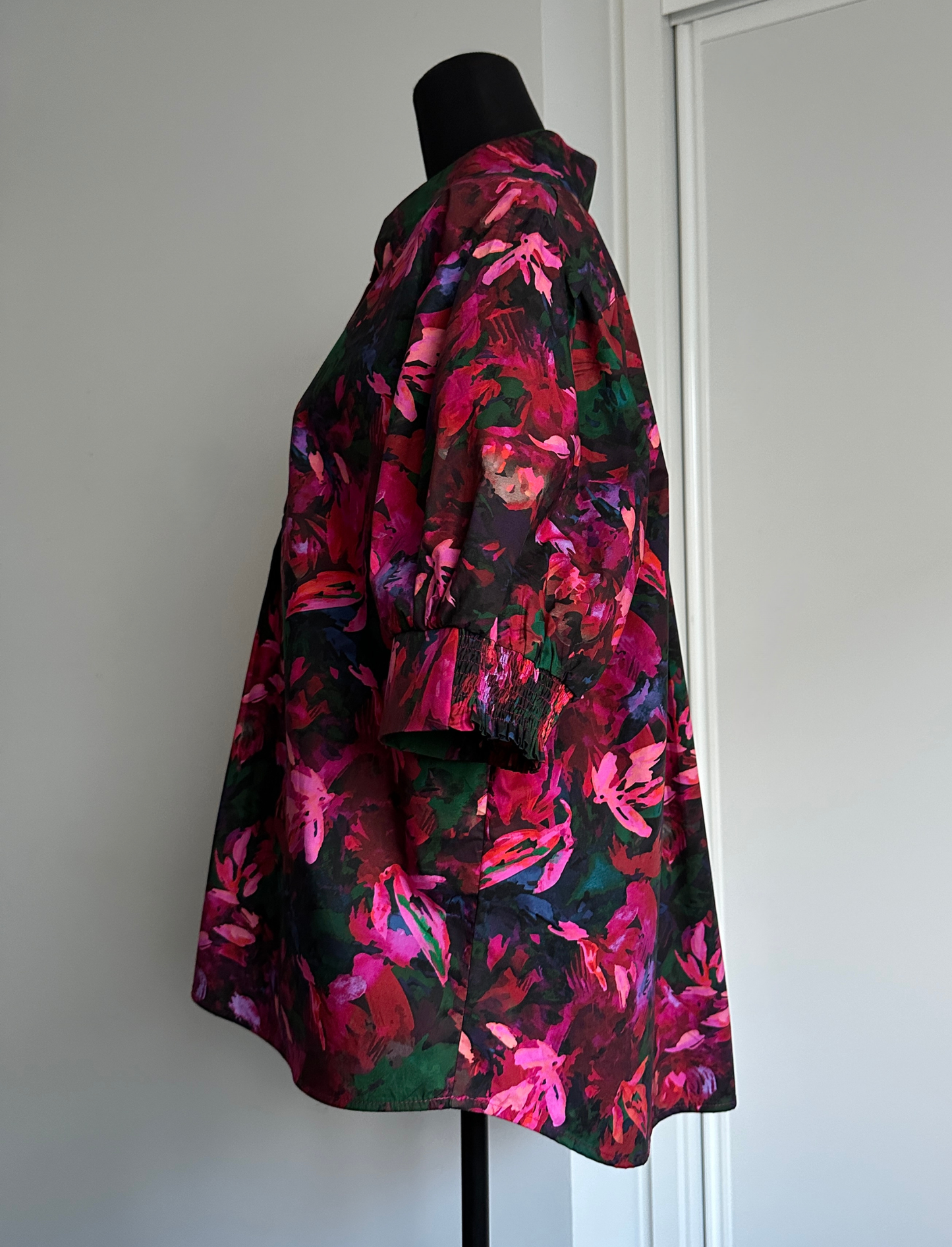 MAKE YOUR MOVE POPOVER BLOUSE in Pink and Red Floral (Ready to Wear Size 16)